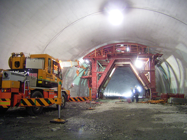 平成17年度　道改国　第8-3-2号　道路改良工事