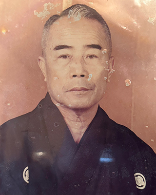 創業者：安部金正